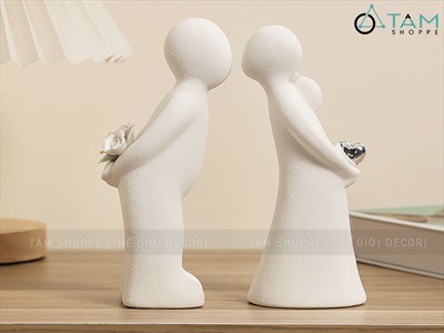 Tượng gốm đôi trai gái ôm hoa và trái tim [Nhẹ - Rỗng ruột] C16.5cm MOHINH-01